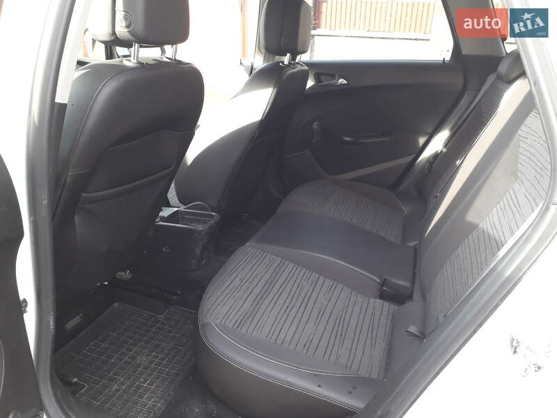 Универсал Opel Astra 2014 в Ужгороде