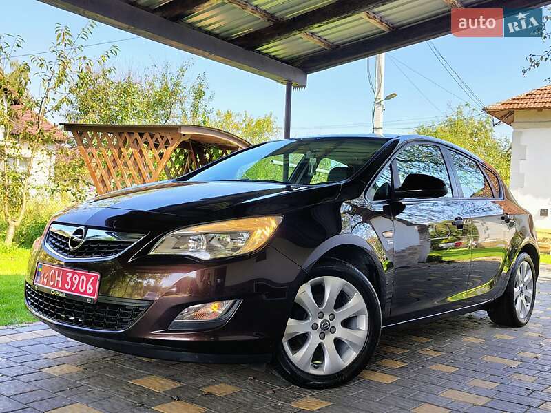 Хетчбек Opel Astra 2013 в 