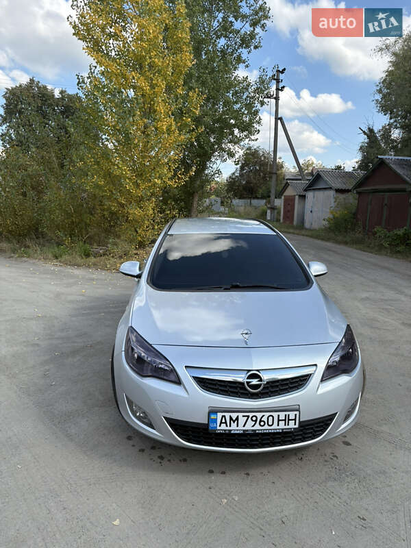 Универсал Opel Astra 2012 в Малине