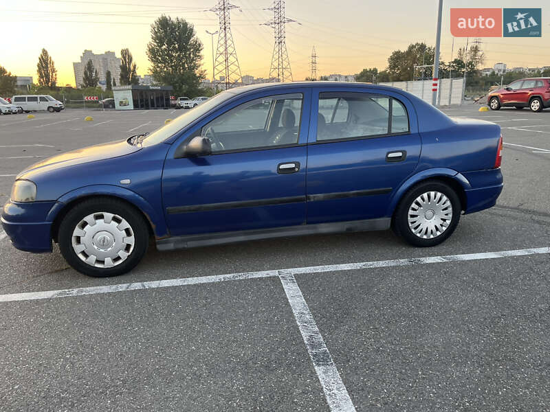 Седан Opel Astra 2006 в Киеве
