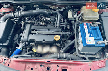Хэтчбек Opel Astra 2006 в 