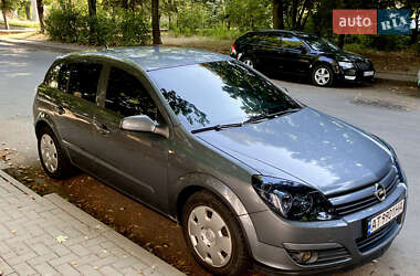 Хэтчбек Opel Astra 2005 в 