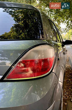 Хэтчбек Opel Astra 2005 в 