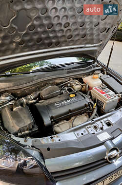 Хэтчбек Opel Astra 2005 в 