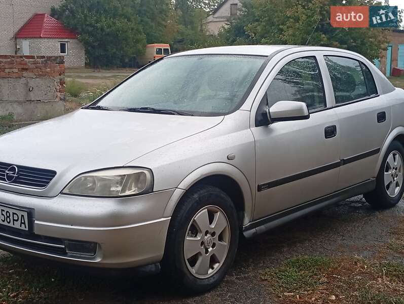 Хэтчбек Opel Astra 2002 в 