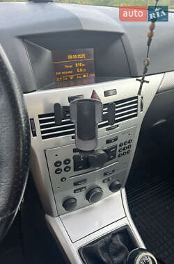 Хэтчбек Opel Astra 2005 в 