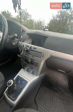 Хэтчбек Opel Astra 2005 в 