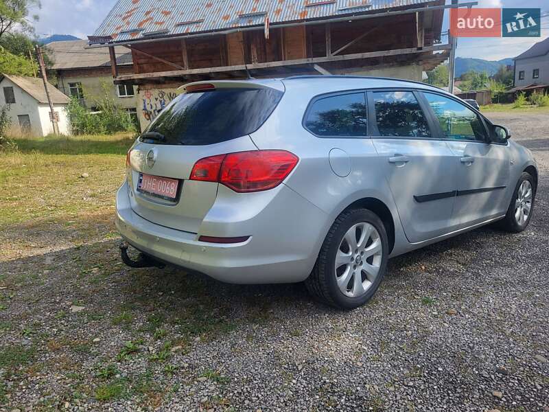 Универсал Opel Astra 2011 в Межгорье