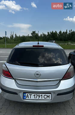 Хэтчбек Opel Astra 2005 в 