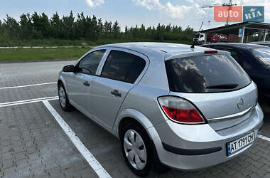 Хэтчбек Opel Astra 2005 в 