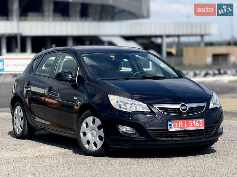 Opel Astra 2011 Opel Astra 2011