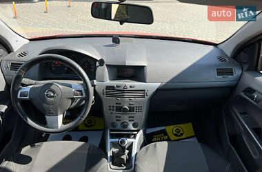 Хэтчбек Opel Astra 2013 в 