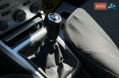 Хэтчбек Opel Astra 2013 в 