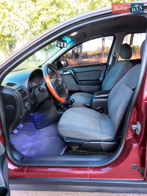 Седан Opel Astra 2008 в Тростянце