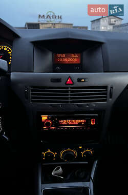 Хэтчбек Opel Astra 2006 в 