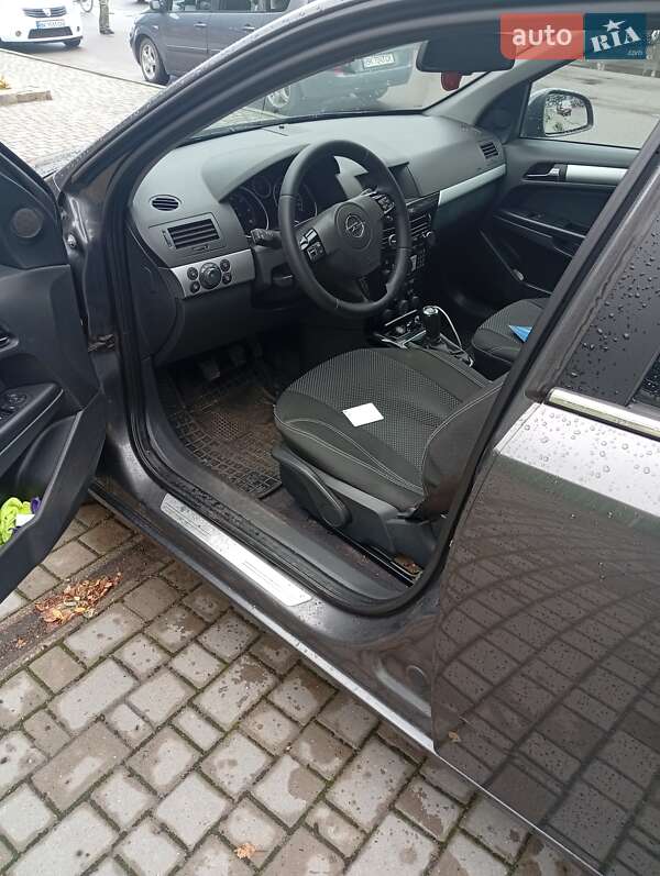 Универсал Opel Astra 2010 в Смыге