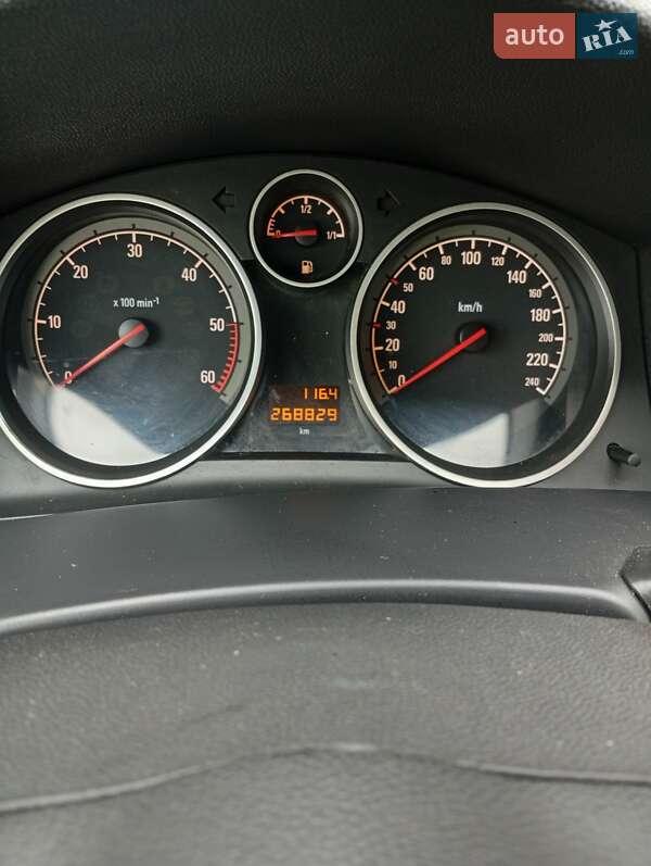 Универсал Opel Astra 2010 в Смыге