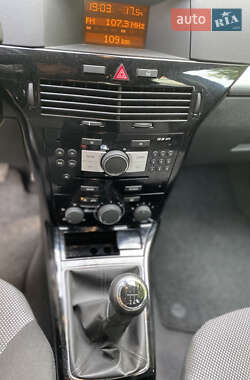 Универсал Opel Astra 2010 в 