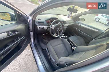 Хэтчбек Opel Astra 2004 в 