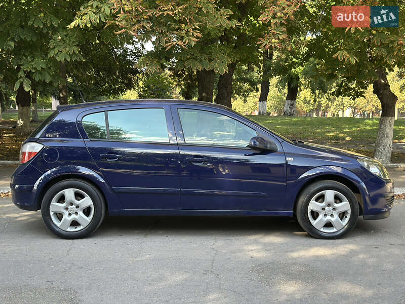 Хэтчбек Opel Astra 2006 в Ромнах