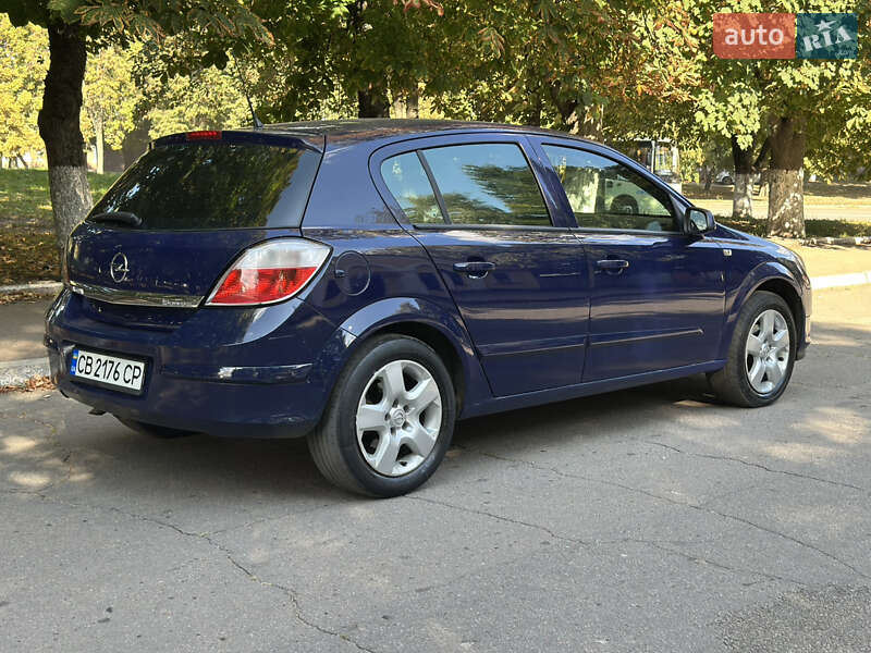 Хэтчбек Opel Astra 2006 в Ромнах