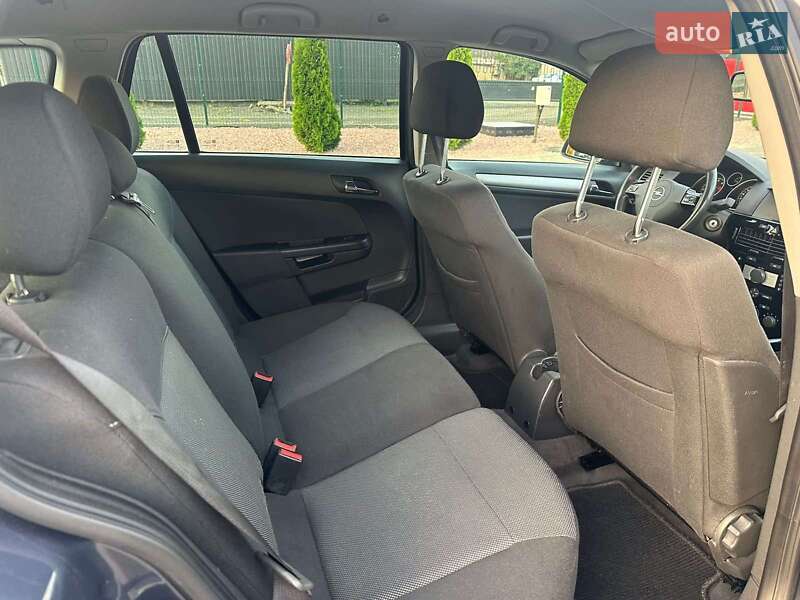 Універсал Opel Astra 2010 в Луцьку