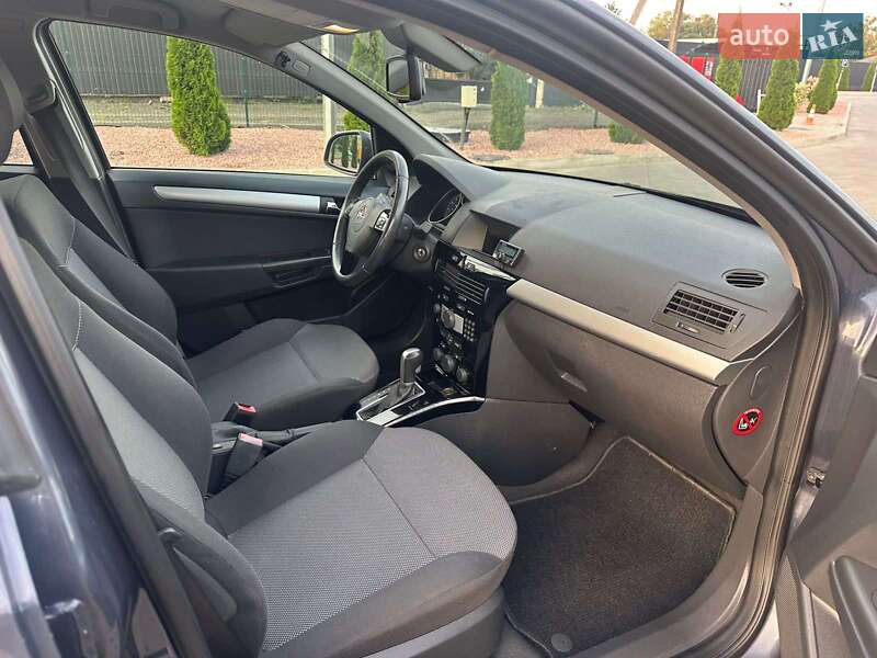 Універсал Opel Astra 2010 в Луцьку