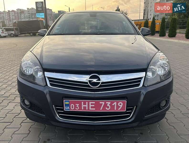 Універсал Opel Astra 2010 в Луцьку