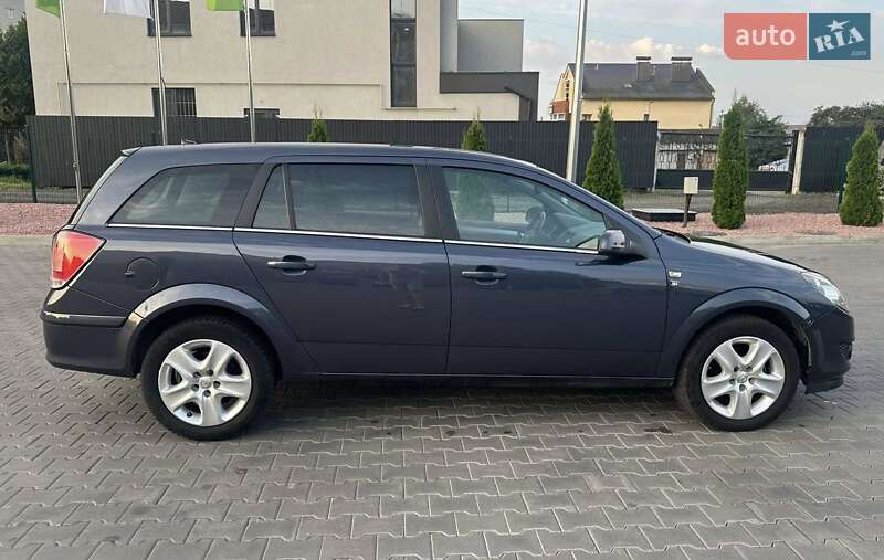 Універсал Opel Astra 2010 в Луцьку