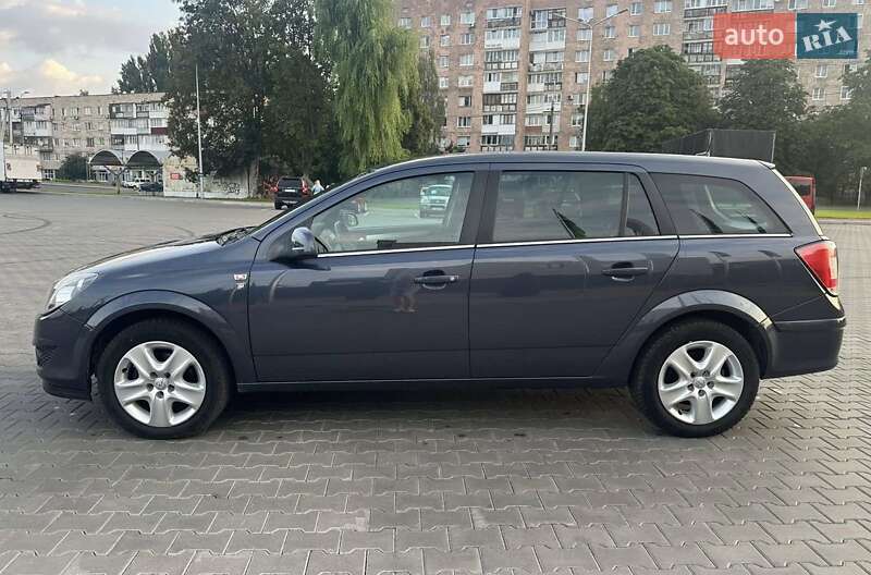Універсал Opel Astra 2010 в Луцьку