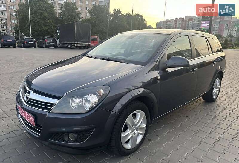 Універсал Opel Astra 2010 в Луцьку