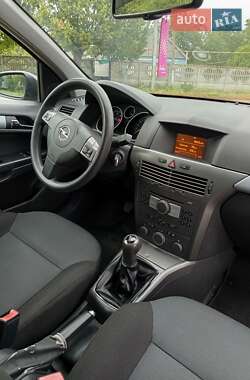 Хэтчбек Opel Astra 2004 в 