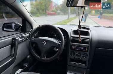 Хэтчбек Opel Astra 2004 в 