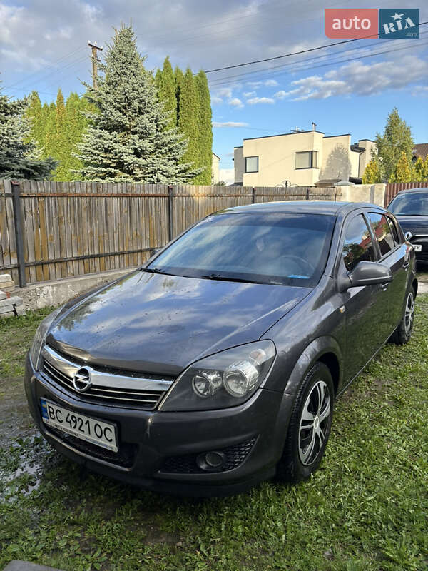 Хэтчбек Opel Astra 2012 в 