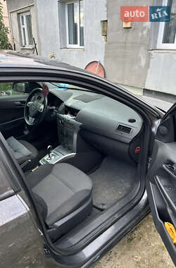 Хэтчбек Opel Astra 2012 в 