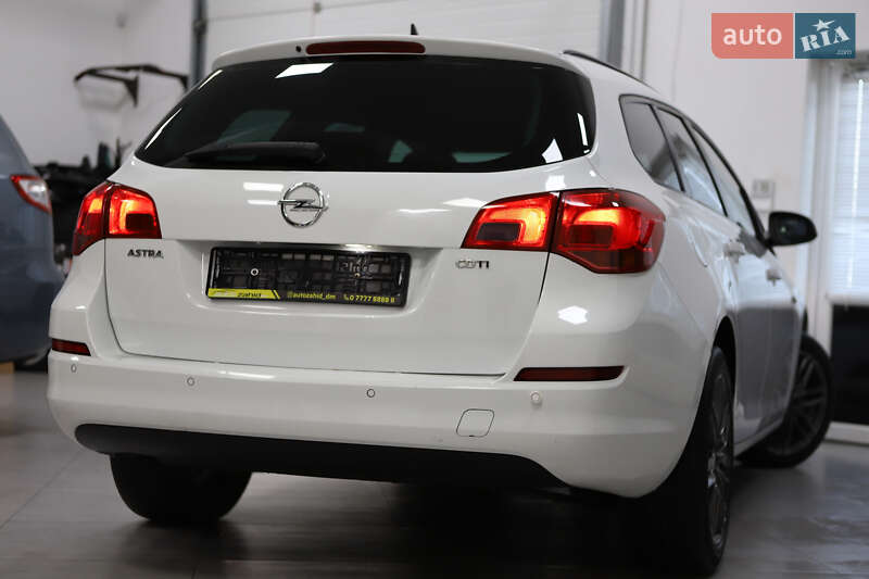 Универсал Opel Astra 2013 в Дрогобыче