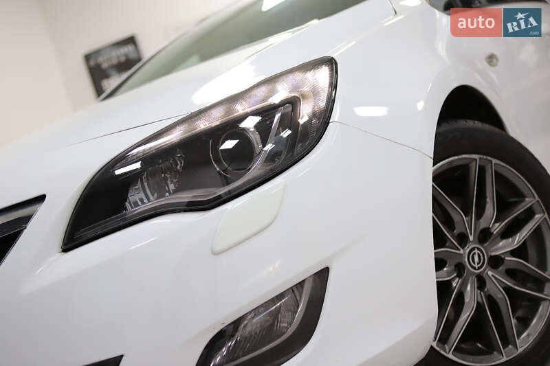 Универсал Opel Astra 2013 в Дрогобыче