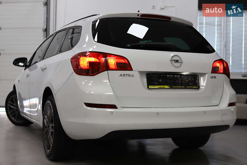 Универсал Opel Astra 2013 в Дрогобыче