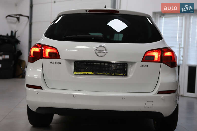 Универсал Opel Astra 2013 в Дрогобыче