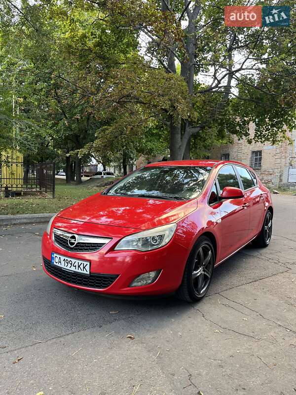 Хэтчбек Opel Astra 2010 в 