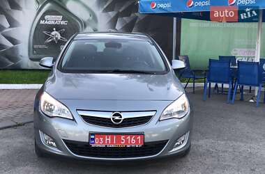 Хэтчбек Opel Astra 2011 в 