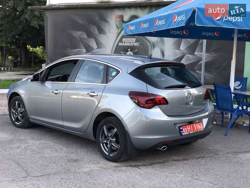 Хэтчбек Opel Astra 2011 в Львове