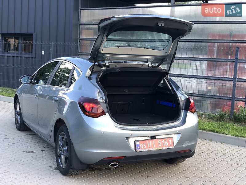 Хэтчбек Opel Astra 2011 в Львове