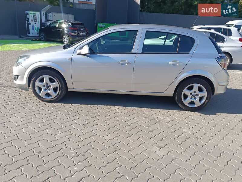 Хэтчбек Opel Astra 2012 в Львове