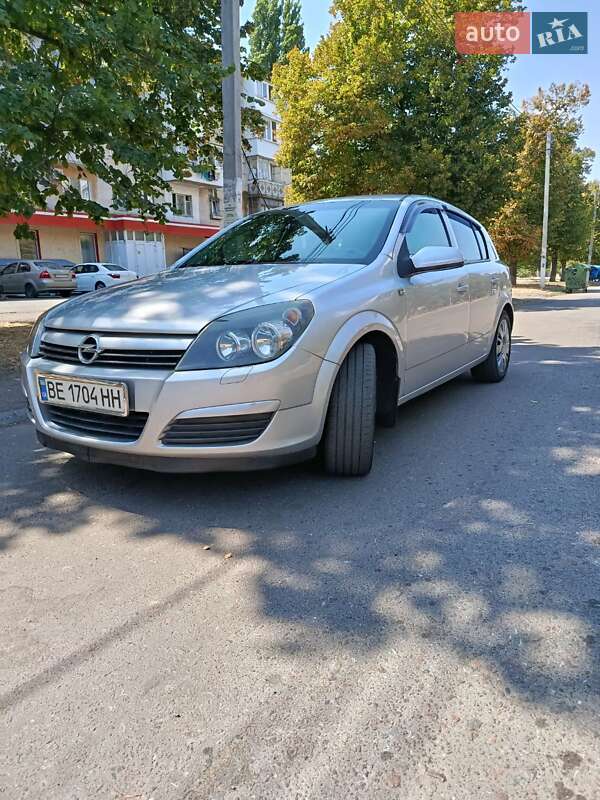 Хэтчбек Opel Astra 2005 в 