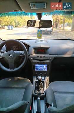 Хэтчбек Opel Astra 2005 в 