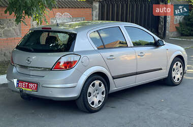 Хэтчбек Opel Astra 2005 в 