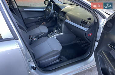 Хэтчбек Opel Astra 2005 в 