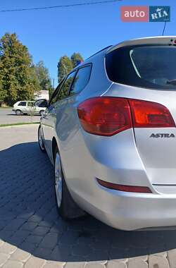 Універсал Opel Astra 2010 в Тернополі