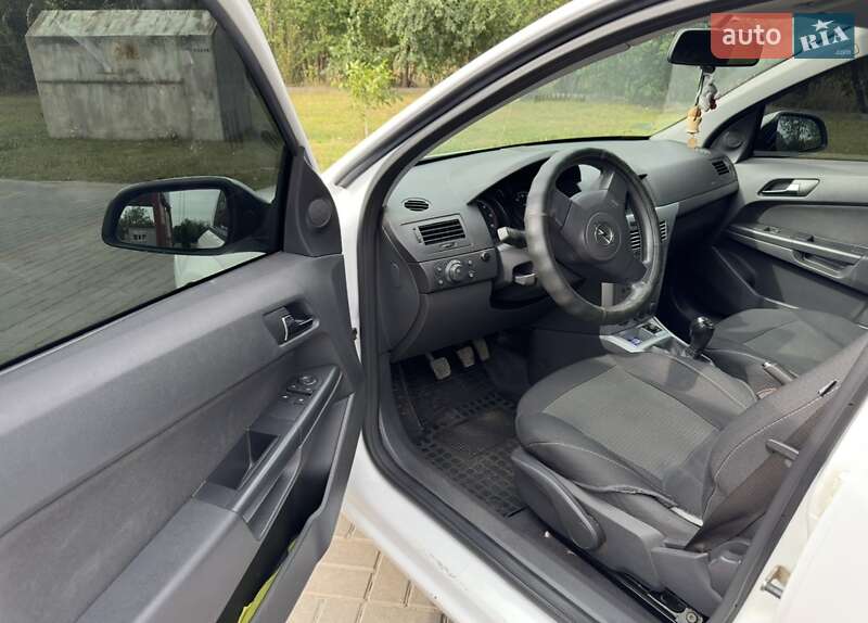 Хетчбек Opel Astra 2011 в Нововолинську